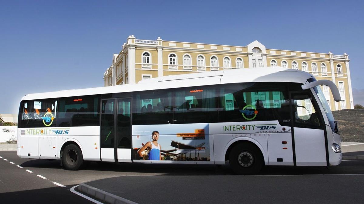Guagua interurbana  de Intercity Bus a su paso por la avenida de Arrecife, a la altura del Cabildo de Lanzarote.