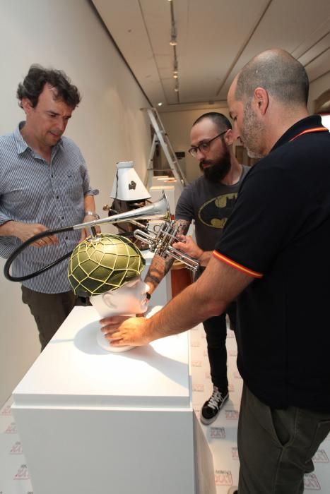 Montaje de la exposición de instrumentos musicales de Les Luthiers