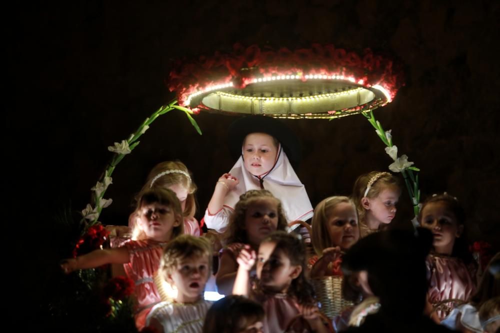 Das Tramuntana-Dorf huldigte am Freitag (28.7.) mit einem Umzug Santa Catalina Thomàs. Dargestellt wurde sie in diesem Jahr von Clara Morey Mulet.