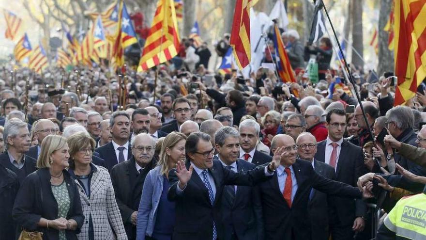 Mas saluda a los manifestantes a su llegada al TSJC para declarar como imputado por el 9-N.  // Reuters