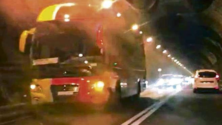 El autobús averiado que ayer obligó a cortar el tráfico en el túnel en dirección a Palma, detenido en la calzada.