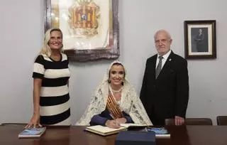 Carmen Prades y la corte 2026 visitan Torás