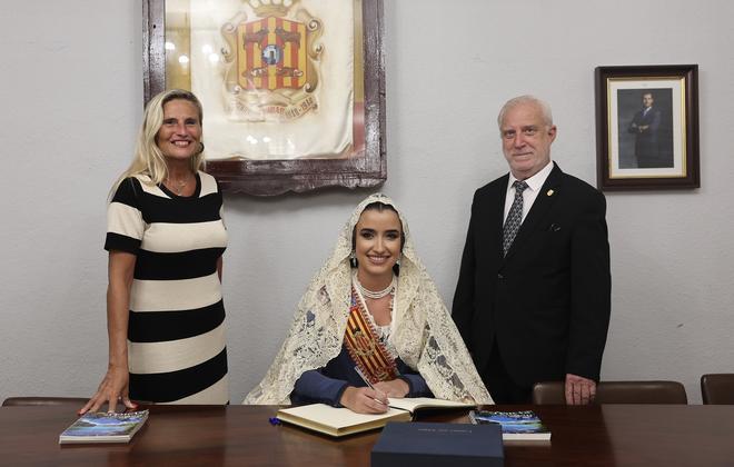 Carmen Prades y la corte 2026 visitan Torás