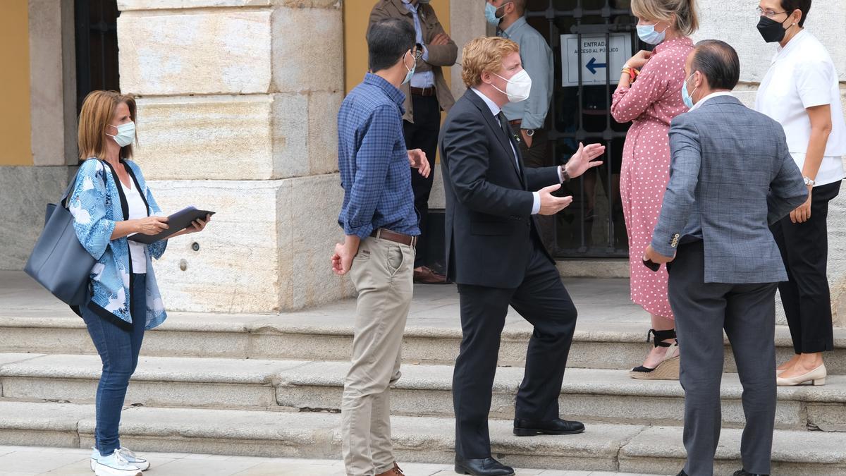 Ignacio Gragera, ayer, con varios concejales del PP en las puertas del ayuntamiento.