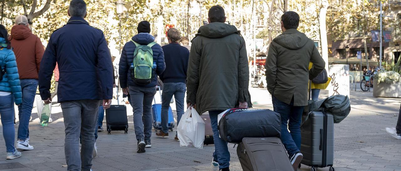 Turistas con maletas por el paseo de Gràcia, hace unos días.