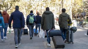 Turistas con maletas por el paseo de Gràcia, hace unos días.