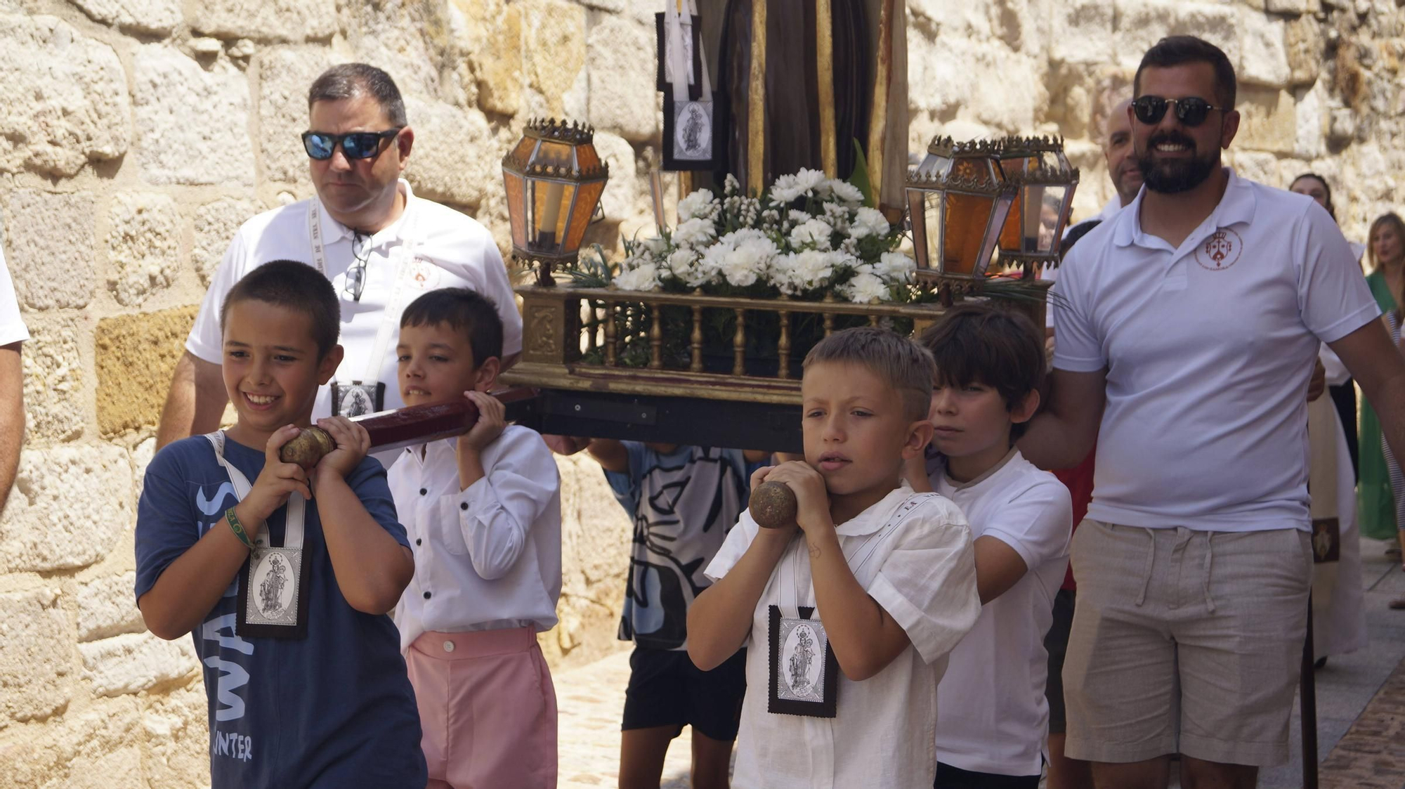 Procesión de los niños organizada por la Cofradía del Carmen de San Isidoro