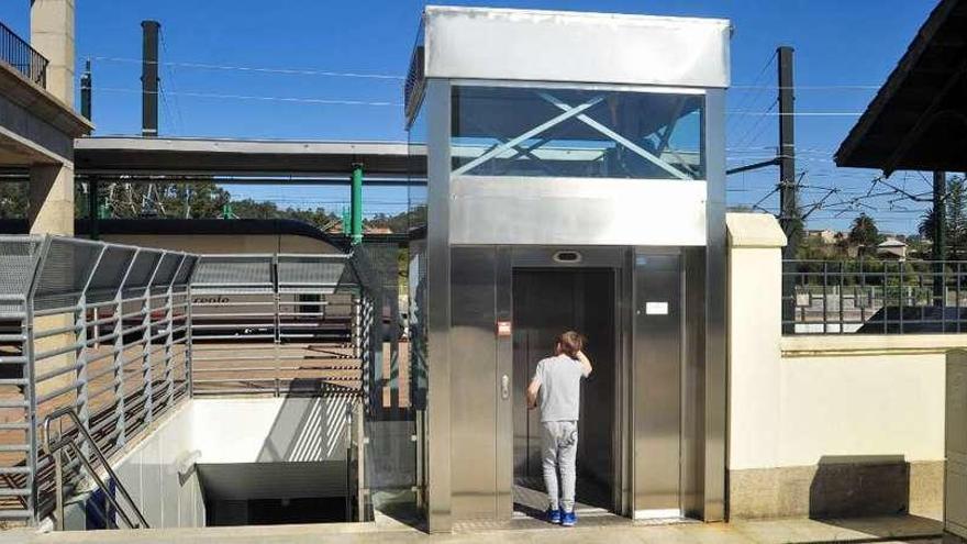 El ascensor del paso inferior de la estación de tren está operativo. // Iñaki Abella