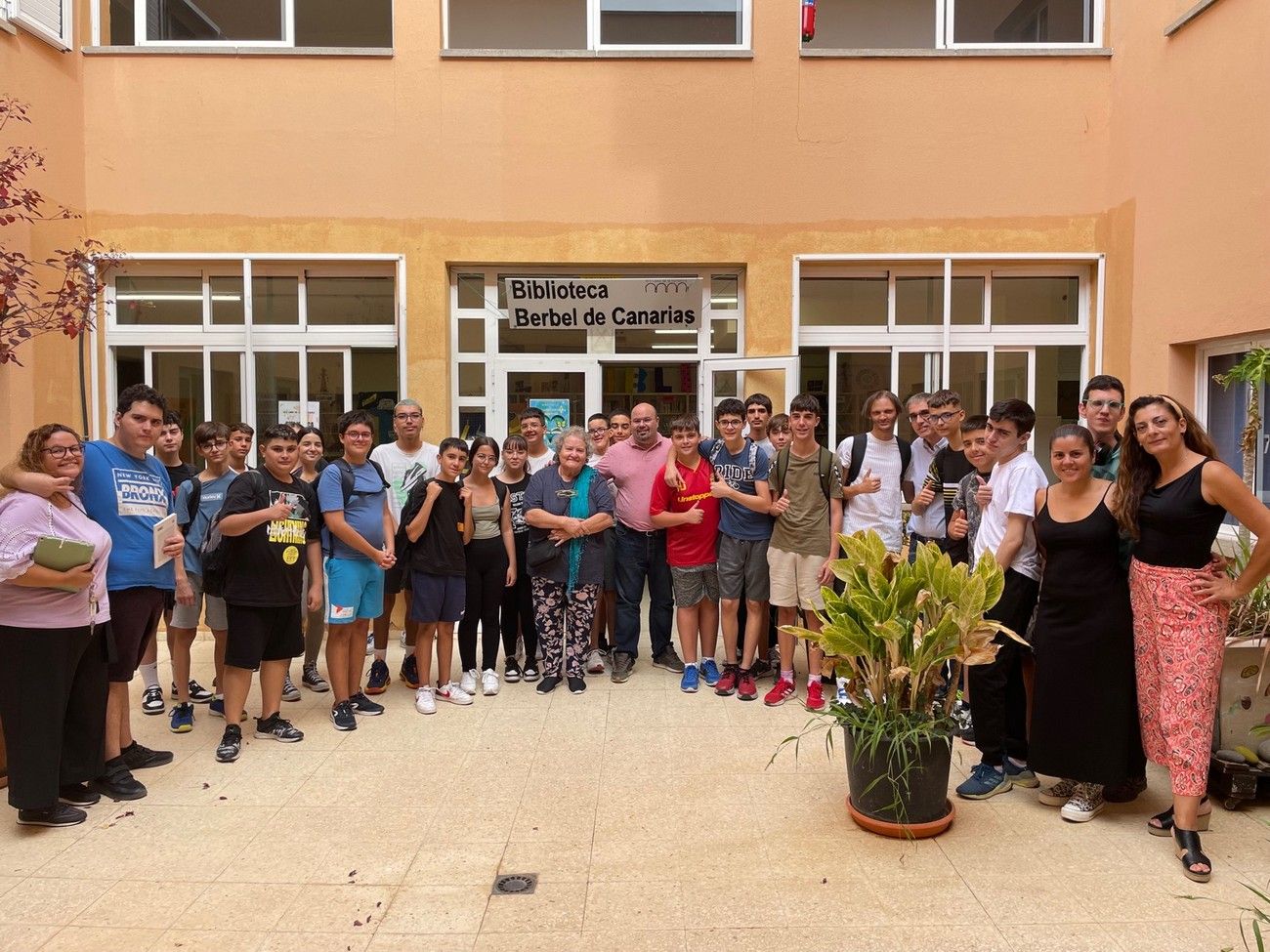 El alumnado del IES La Herradura celebra el Día de las Escritoras con Berbel.