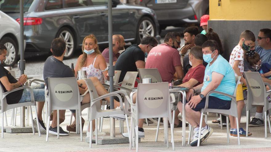 Una terraza llena de clientes en Foz, A Mariña.