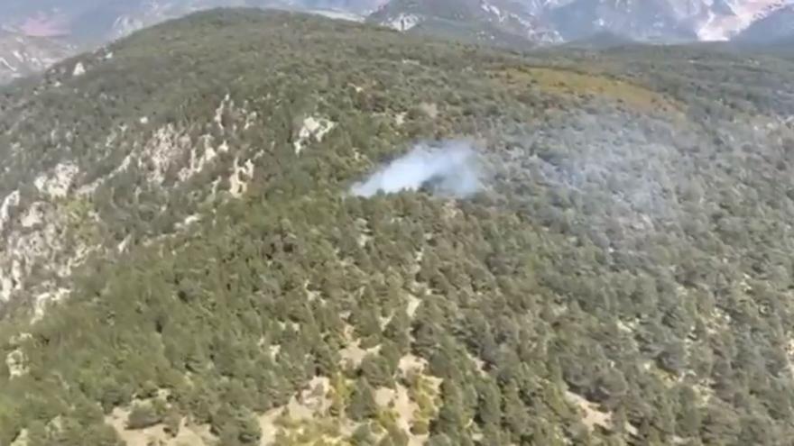 Ampli dispositiu de Bombers per extingir un incendi a les Valls d&#039;Aguilar