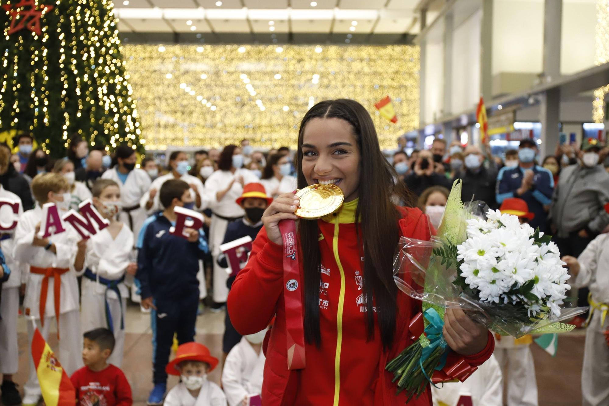 María Torres ya está en Málaga con su oro mundial en kárate