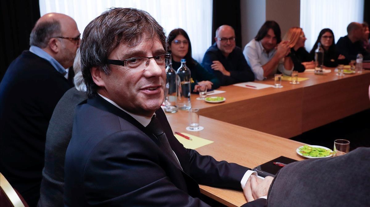 Una delegació de parlamentaris estudia amb Puigdemont l’estratègia per a la investidura.    