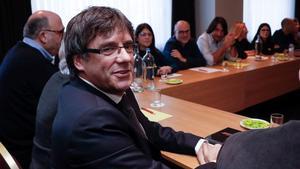 Una delegació de parlamentaris estudia amb Puigdemont l’estratègia per a la investidura.    