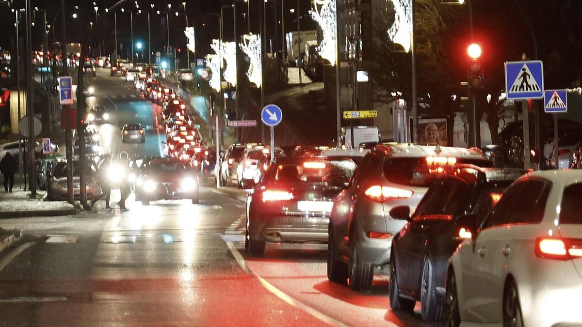 Largas colas para acceder al Centro Comercial As Cancelas, este viernes