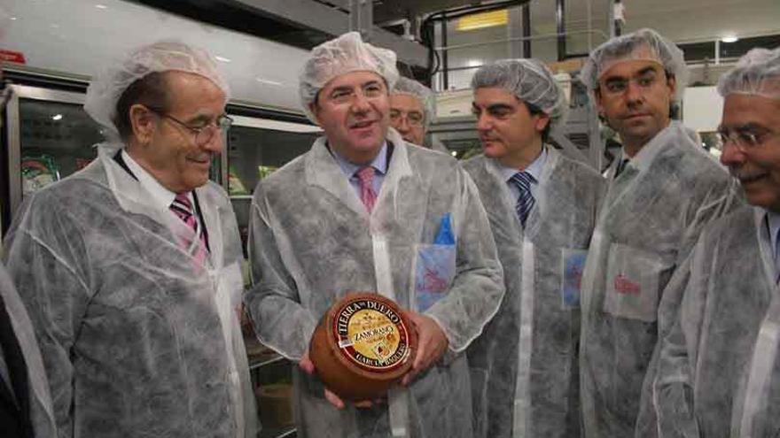 Hersilio García Baquero (izquierda) junto a Herrera, Sedano y Maíllo en la fábrica de Toro.