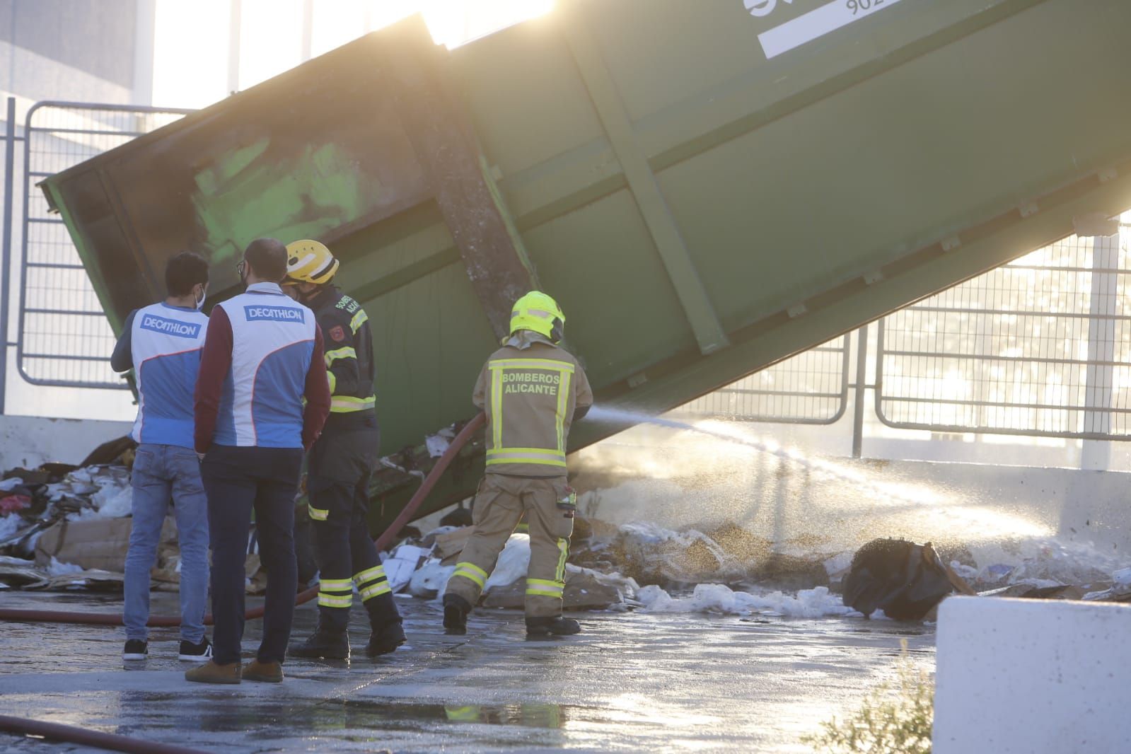 Los bomberos sofocan un incendio en Decathlon Alicante