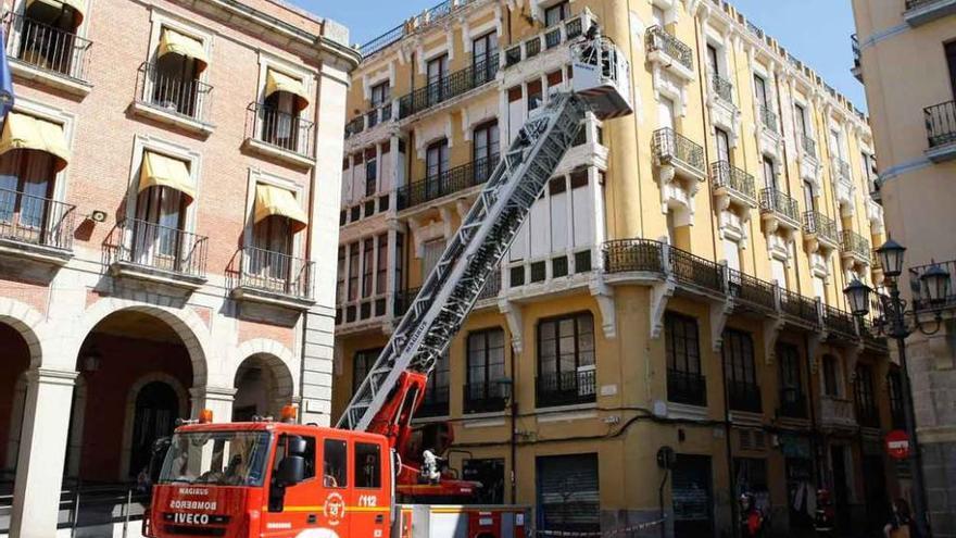 Los bomberos trabajan en el edificio de la calle Mariano Benlliure.