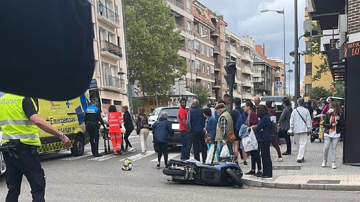 Accidente de tráfico en Zamora capital entre un coche y una moto.