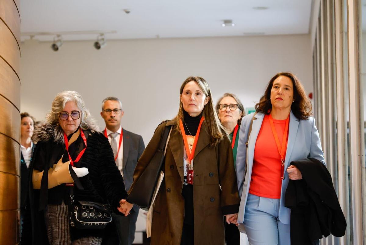 Representantes de las dos principales asociaciones de víctimas Carmina Gil, Rosa Álvarez y Mariló Gradolí, ayer, antes de declarar ante las Corts