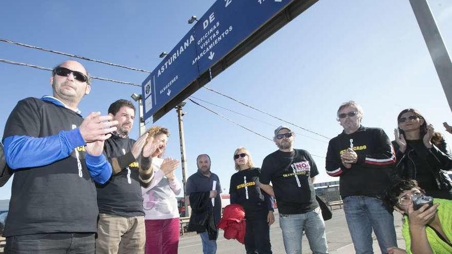 Los intoxicados por mercurio, con familiares y amigos, ayer, a las puertas de la empresa Azsa.