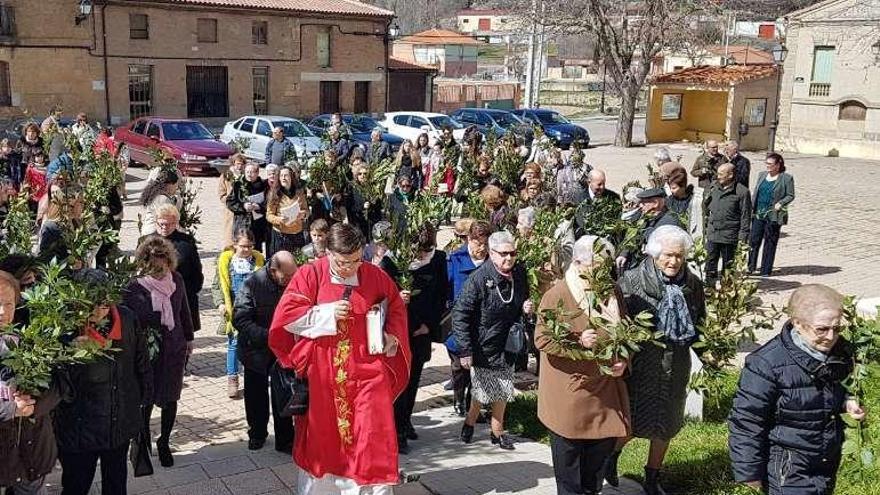 Venialbo recibe al Señor entre laureles