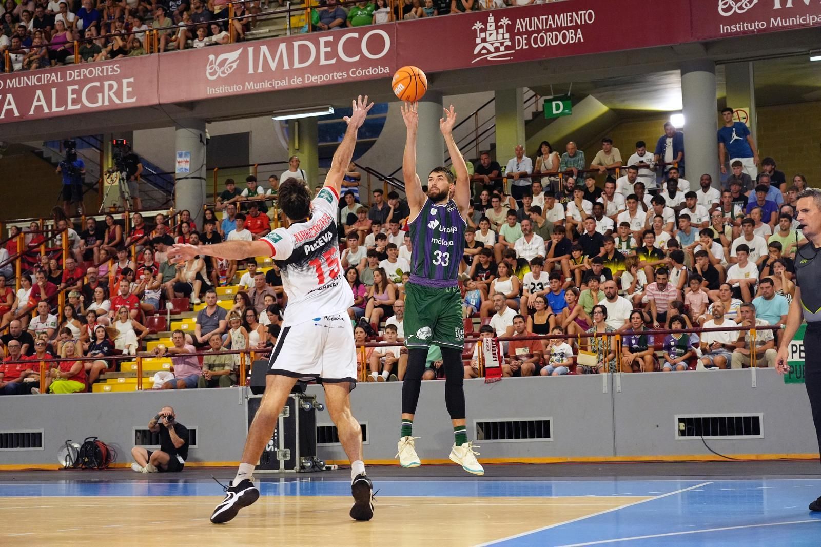 Momentos del partido amistoso entre el Unicaja y el Coviran Granada, que ha tenido lugar este sábado en Córdoba. El encuentro ha permitido disputar el título de la Copa Andalucía