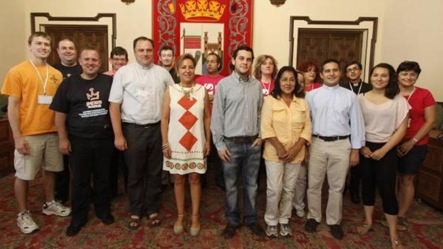 Rosa Valdeón y Víctor López, en primer término, comparten foto de familia con los responsables de los grupos.