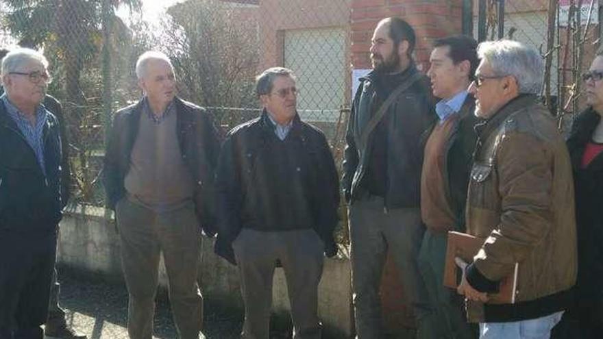 Alcaldes y concejales del PPy del PSOE conversan antes de iniciarse la asamblea de la Mancomunidad en Santa María de la Vega