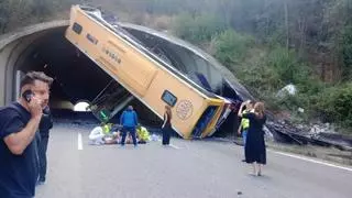 Evacuados los pasajeros del autobús que ha volcado en la C-32 en Pineda de Mar