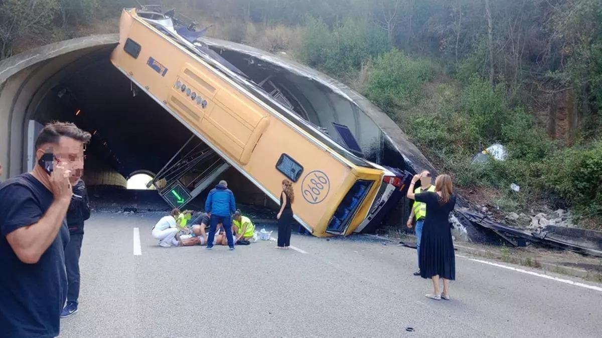 El autobús accidentado en la boca del túnel de la C-32 en Pineda de Mar.