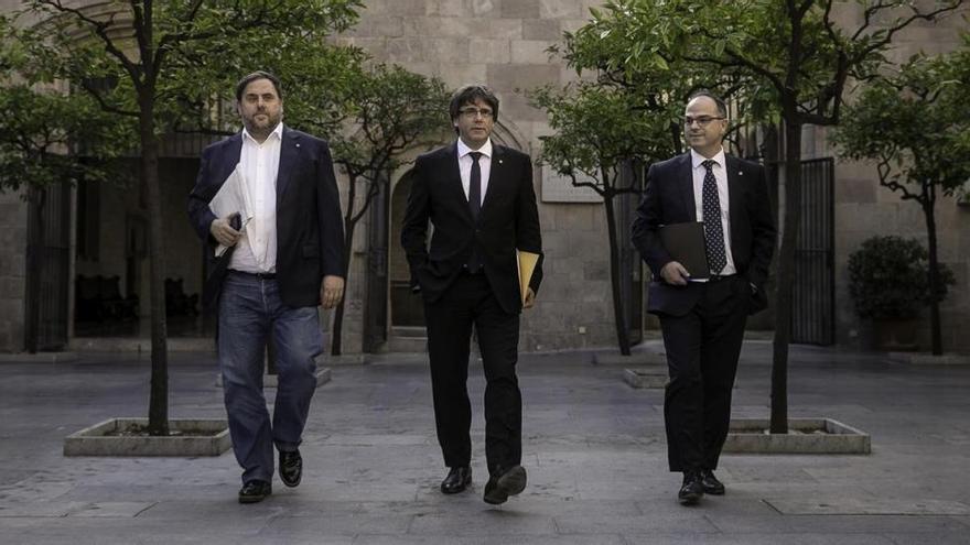 Puigdemont reúne a JxSí y CUP en Palau para consensuar la respuesta a Rajoy