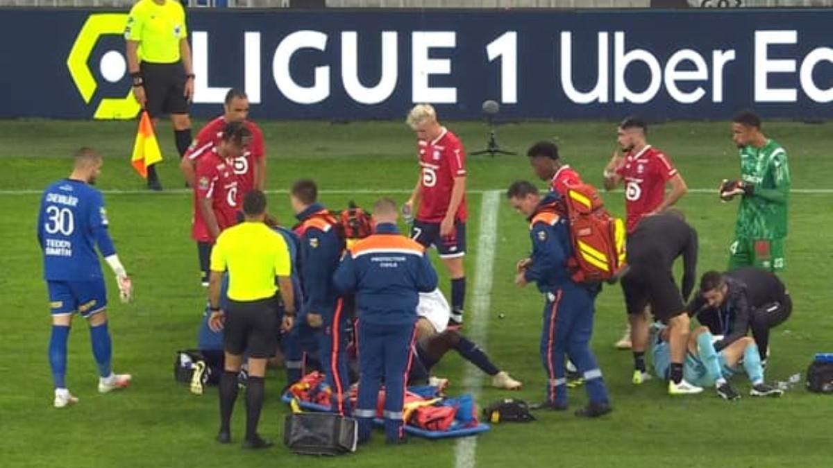 Samuuel Umtiti, recibiendo atención médica tras el golpe en la cabeza en el Lille - Reims