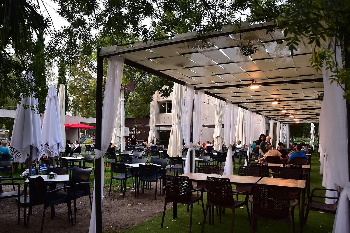 Galería | Las imágenes del parque de La Isla de Plasencia, su 'playa' de verano Galería | Las imágenes del parque de La Isla de Plasencia, su 'playa' de verano