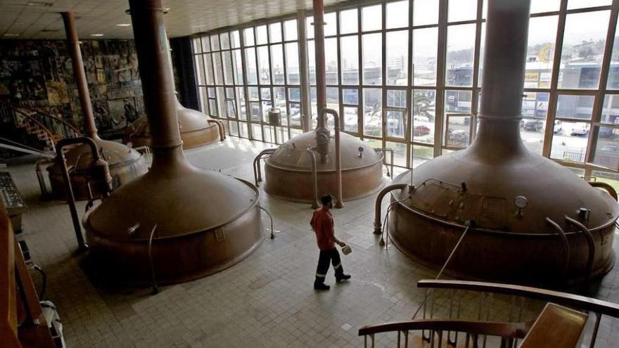 Interior de la fábrica de cervezas Estrella Galicia, situada en el polígono de A Grela.