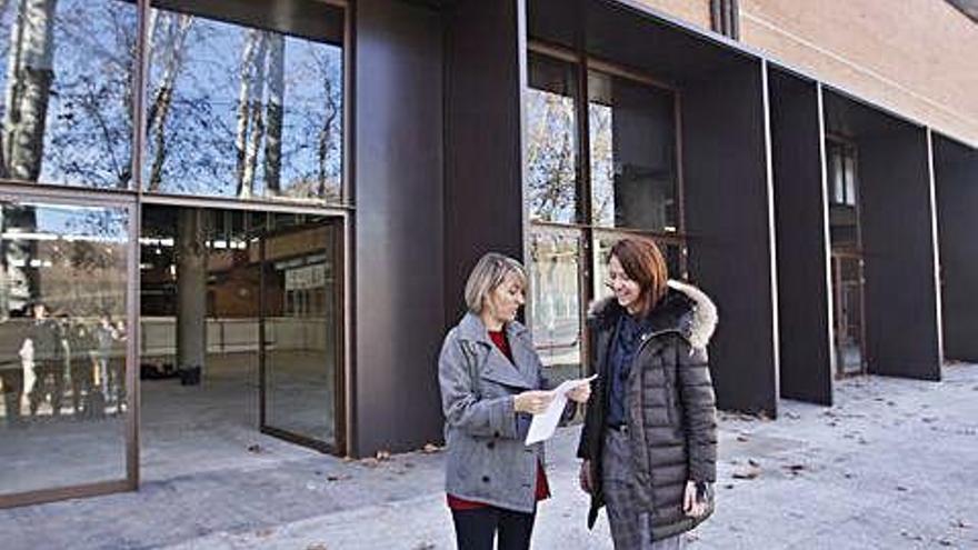 Cunyat i Madrenas, ahir davant de les noves portes de la façana que dona a la Devesa.