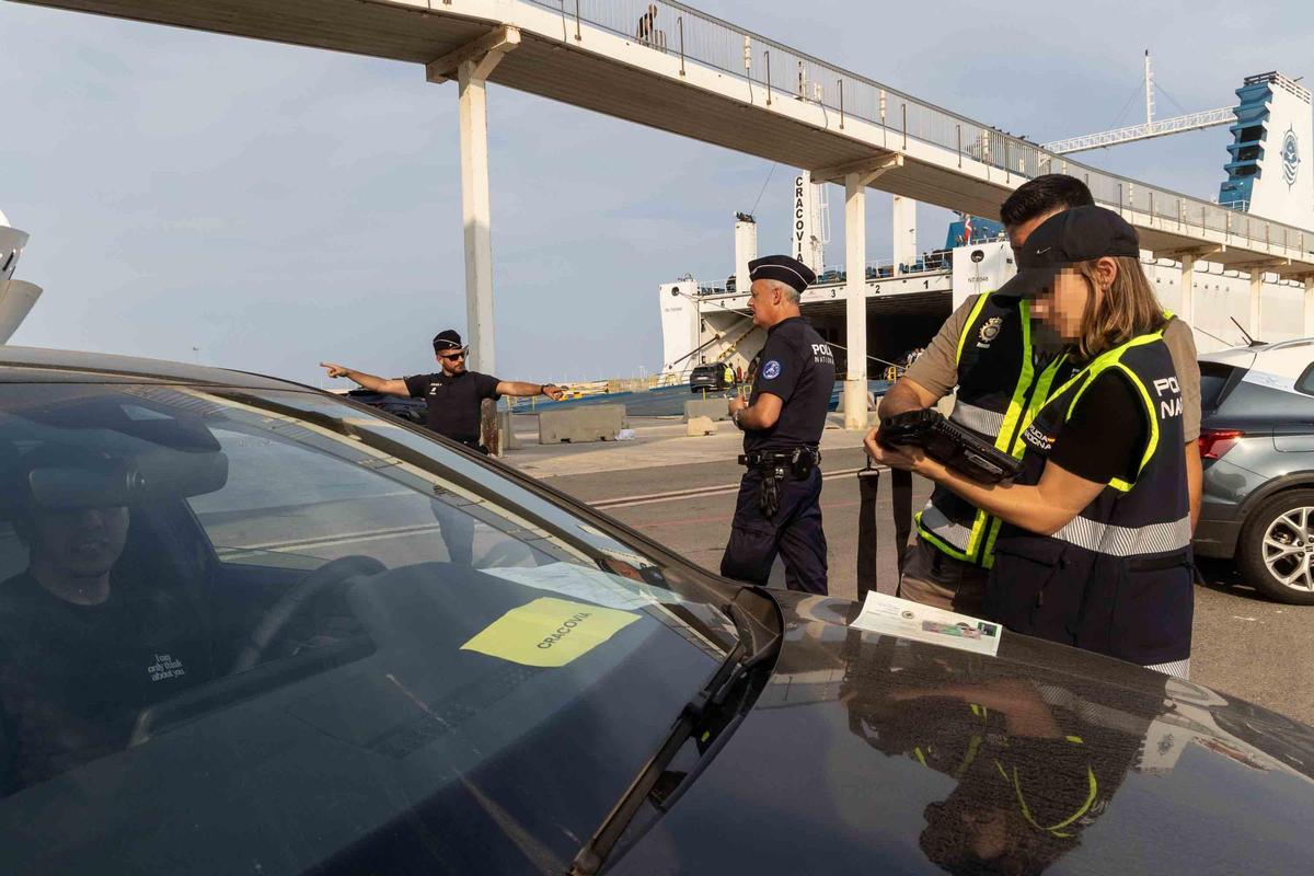 España y Francia colaboran para frenar el tráfico de vehículos robados en ferrys hacia Argelia desde Alicante España y Francia colaboran para frenar el tráfico de vehículos robados en ferrys hacia Argelia desde Alicante