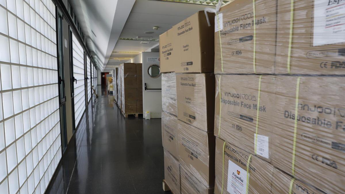 Un nuevo cargamento con más de 1,5 millones de mascarillas y 10.500 test rápidos llega a Baleares