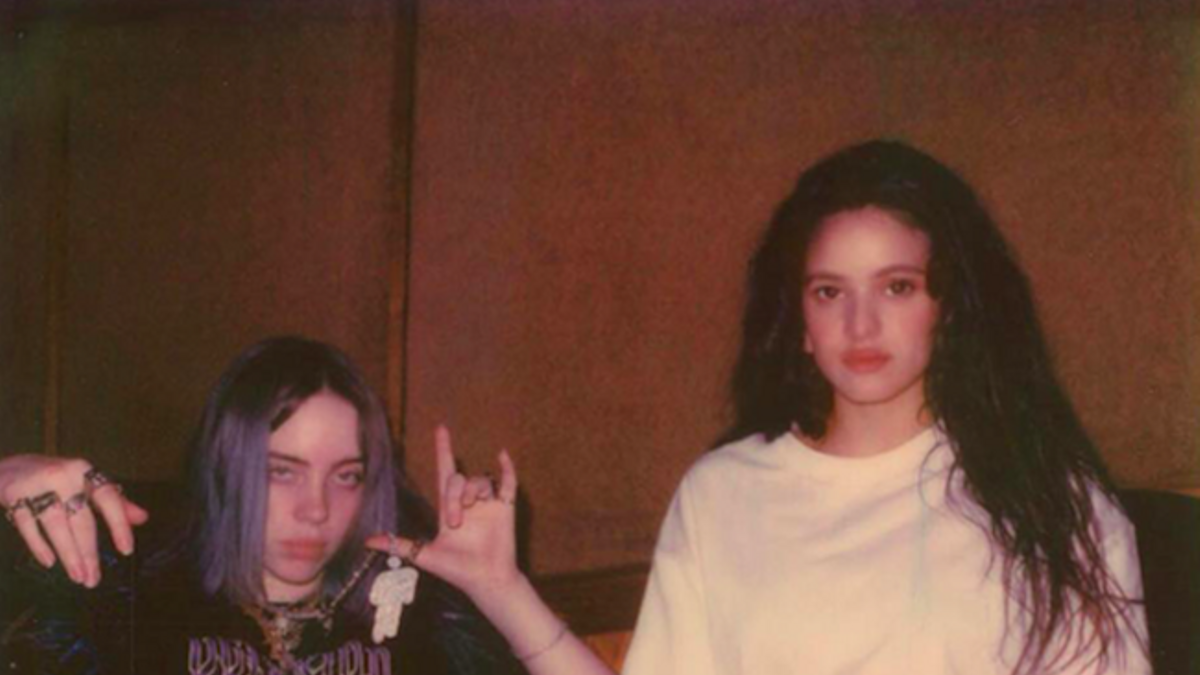 Rosalía y Billie Eilish posan juntas en un estudio de grabación