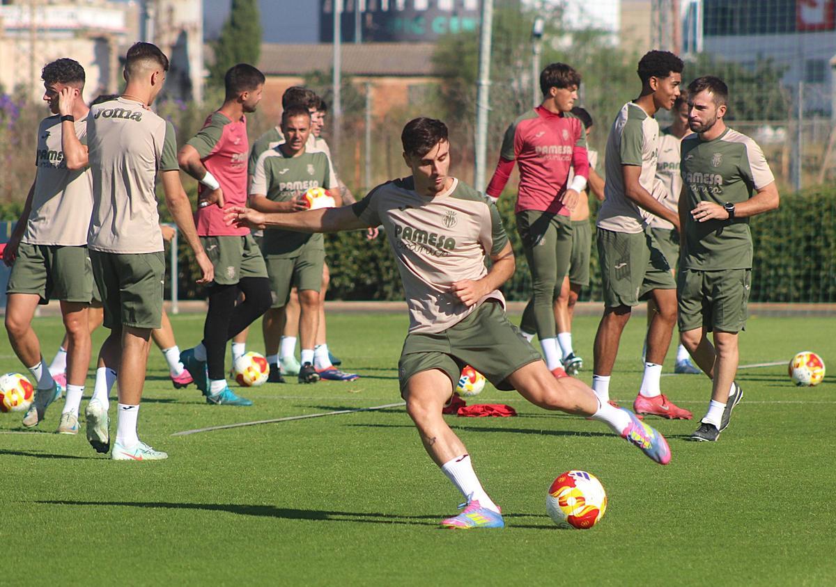 Álex Forés aún está entrenando con el Villarreal B a las órdenes de David Albelda.