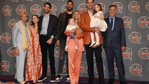 Pau Gasol, junto a su familia en la ceremonia del Hall of Fame.