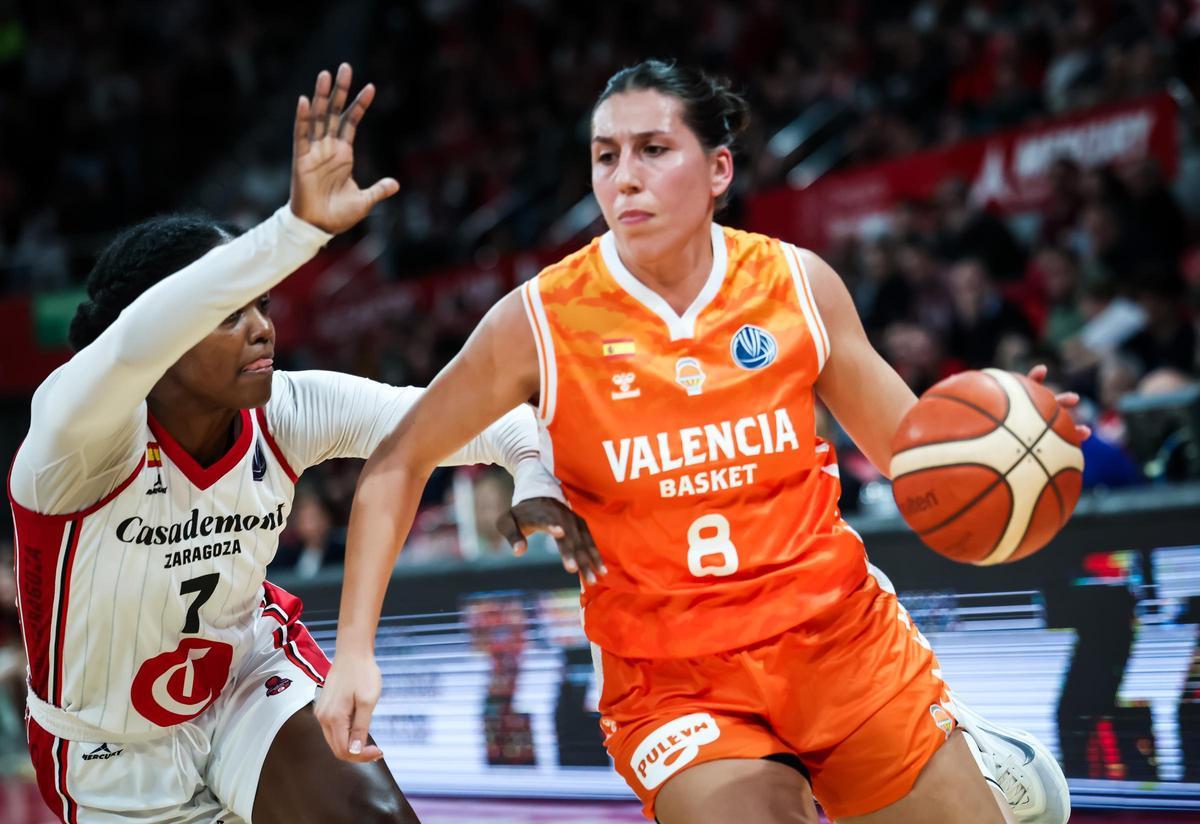 María Araújo, defendida por Nadia Fingall en el partido de Zaragoza.