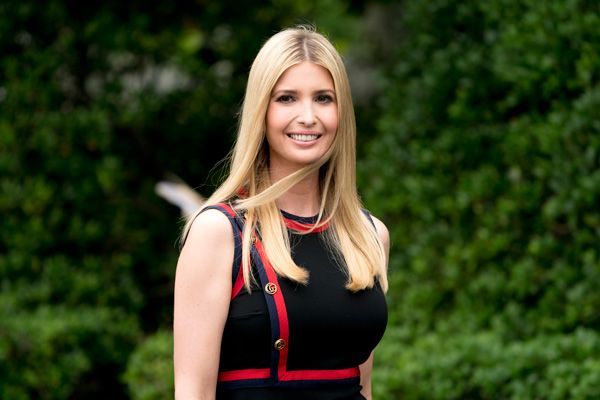 Ivanka Trump con vestido negro y detalles en rojo con botones de Gucci