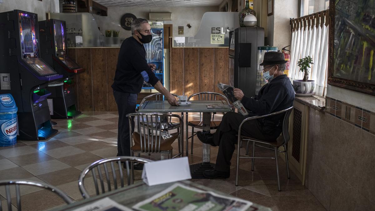 Minervino Furones le sirve un café a uno de sus clientes en Santovenia.