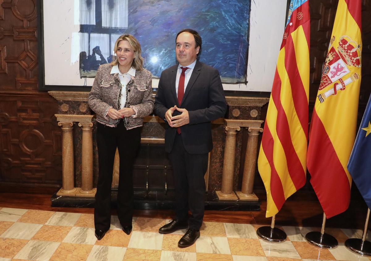 El president de la Generalitat y la presidenta de la Diputación de Castellón, este lunes en València.