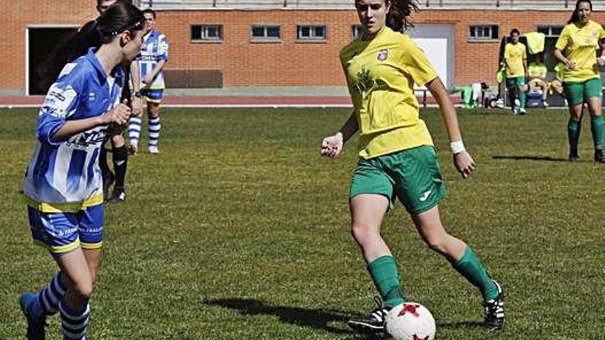 Lucía Rodríguez, autora de tres goles, da un pase en el duelo jugado ayer.