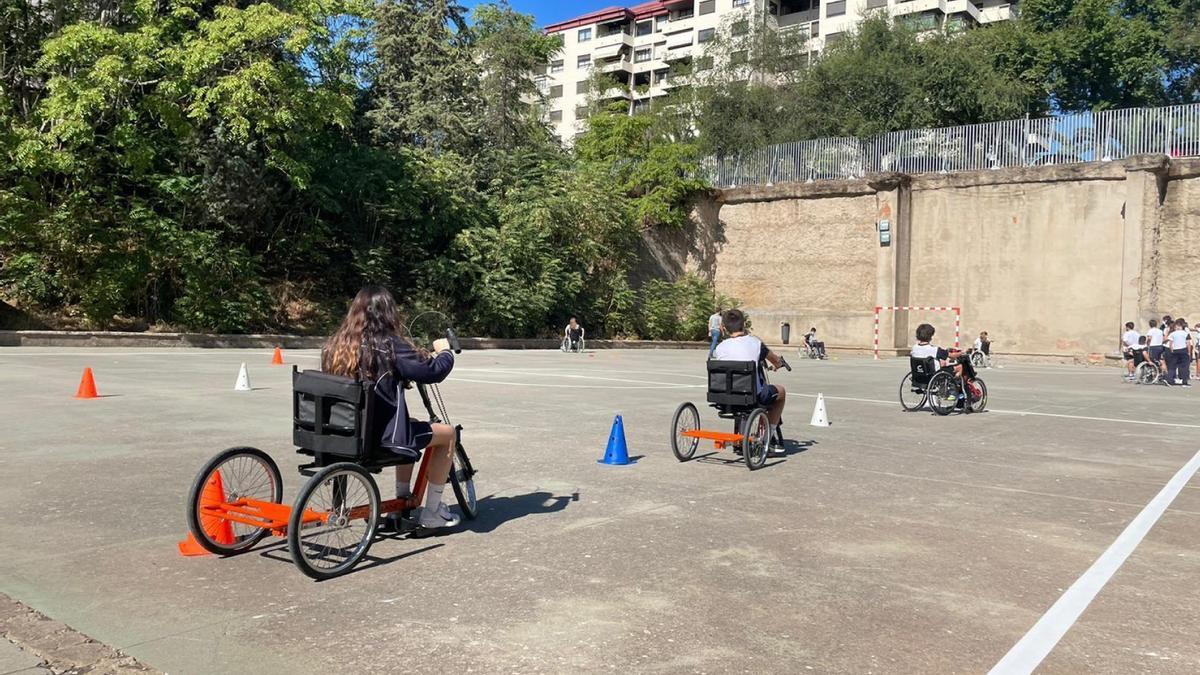 Los estudiantes practican con vehículos adaptados, en las pistas del centro docente.