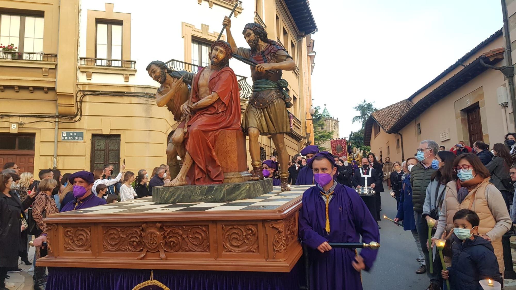 El Calvario en Villaviciosa: imágenes de una de las citas cumbre de la Semana Santa local