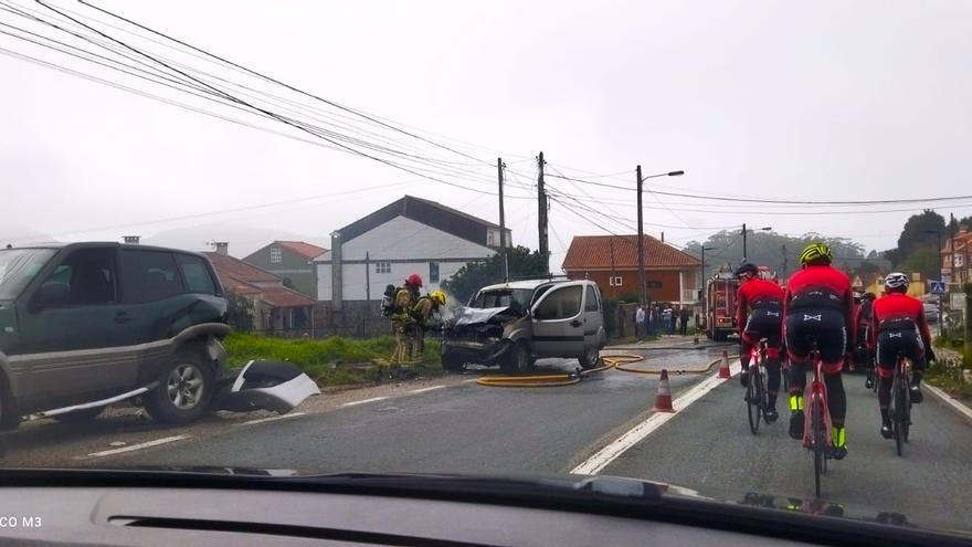 Un conductor ebrio embiste contra un coche parado en Aldán y su propio vehículo arde tras el impacto