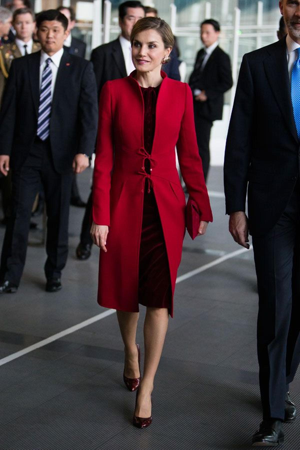 Letizia Ortiz y su perfecto look rojo en Japón de Felipe Varela